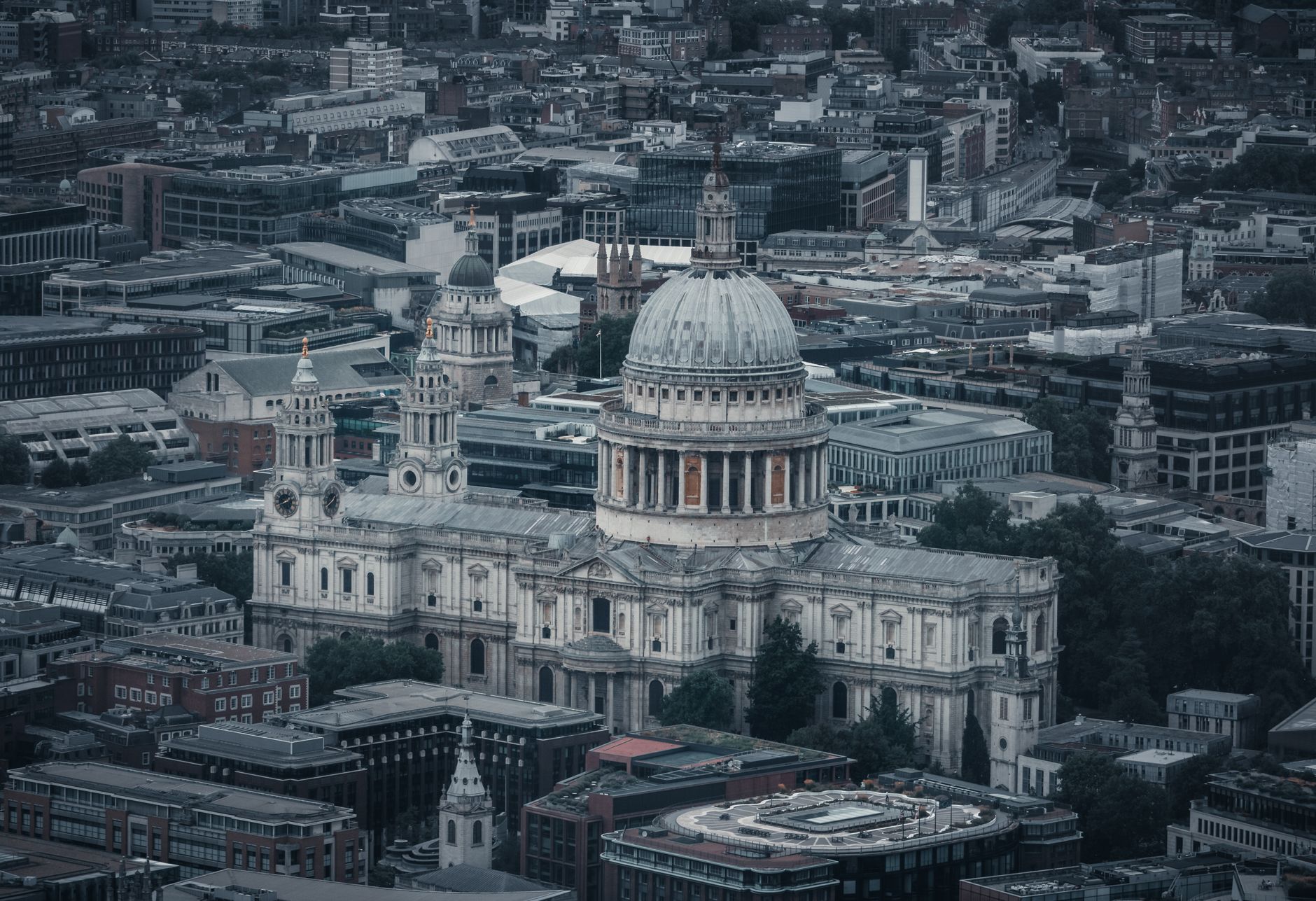 How to announce a death in London on Facebook clearly and respectfully