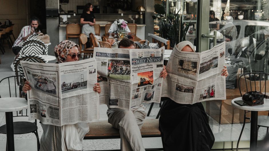 How to read headlines effectively